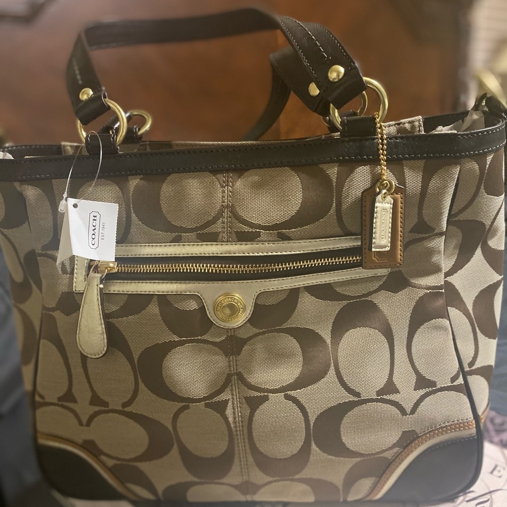 Brand new signature Coach bag - Picture 4 of 10
